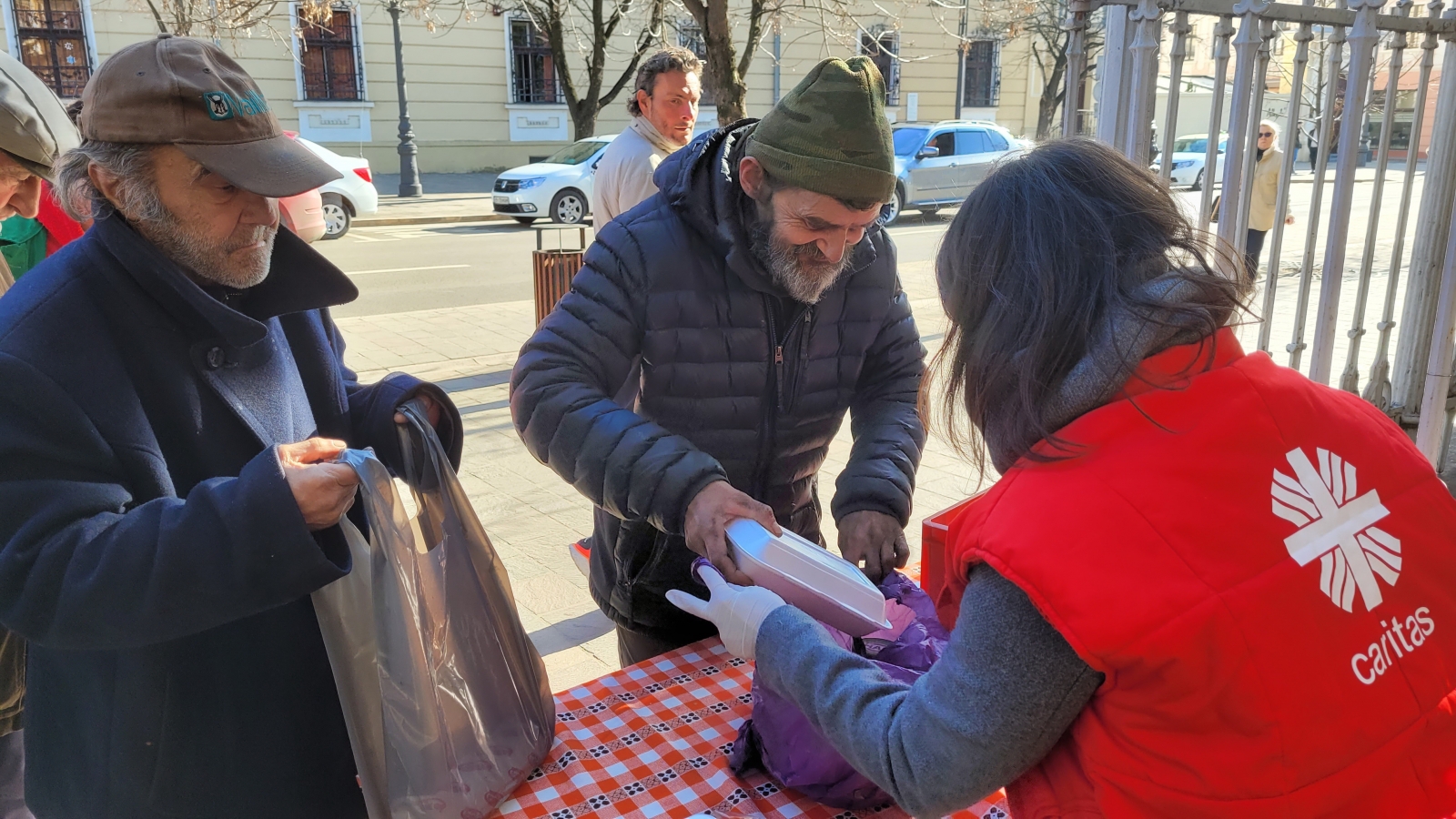 1200 adag meleg ételt osztottunk ki a váradi utcákon