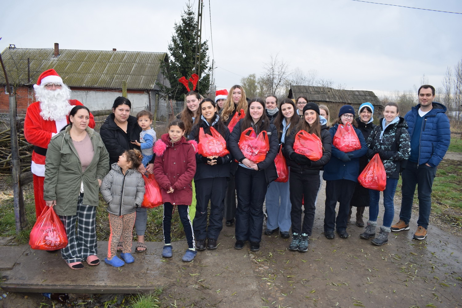 Voluntari din Jersey la Caritas Catolica Oradea