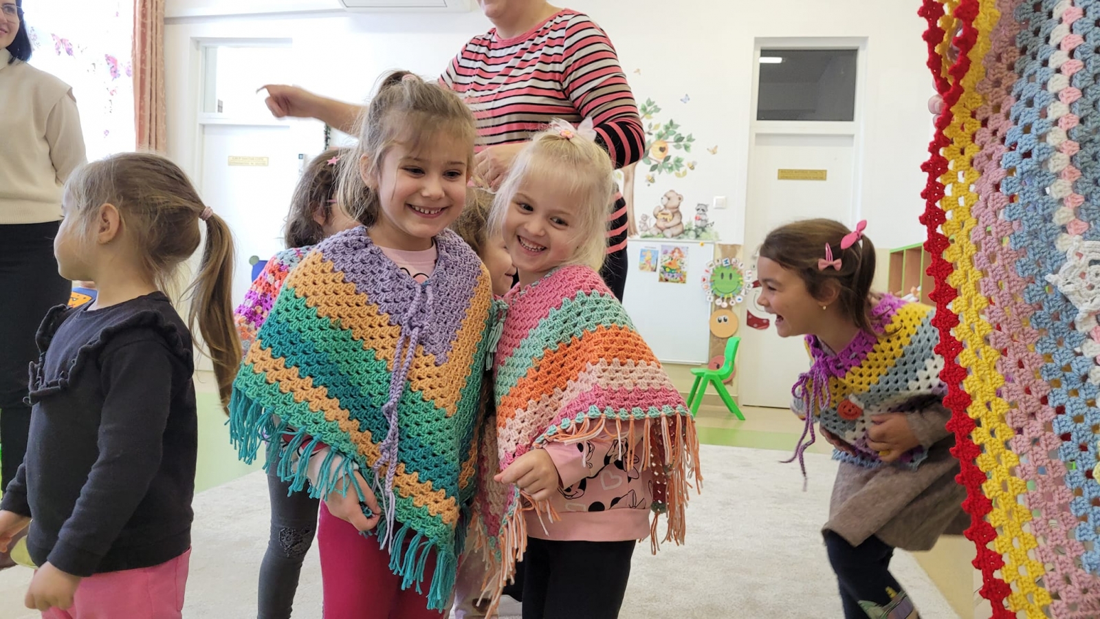 Bunici olandeze au tricotat pulovere pentru copiii români